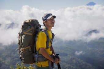 登山する男性