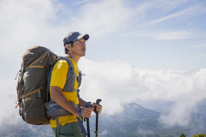 登山をする男性