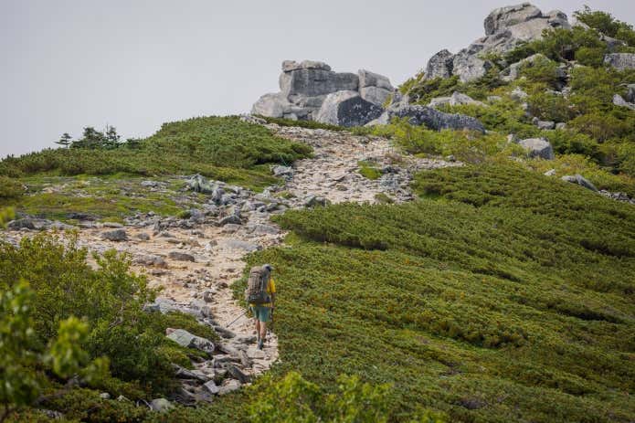 稜線を歩く登山者