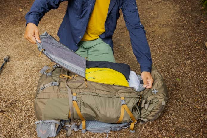 バックパックから荷物を取り出す