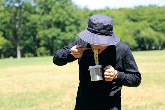 カップ麺クッカー「MAMORU-MEN」でカップ麺を食べる人