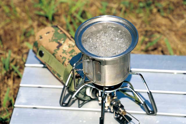 湯沸かししているカップ麺クッカー「MAMORU-MEN」