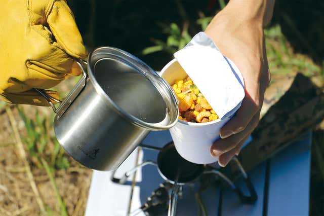 カップ麺クッカー「MAMORU-MEN」でカップ麺に湯を注ぐ様子