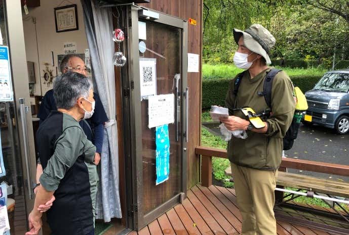 地元の人に話を聞く