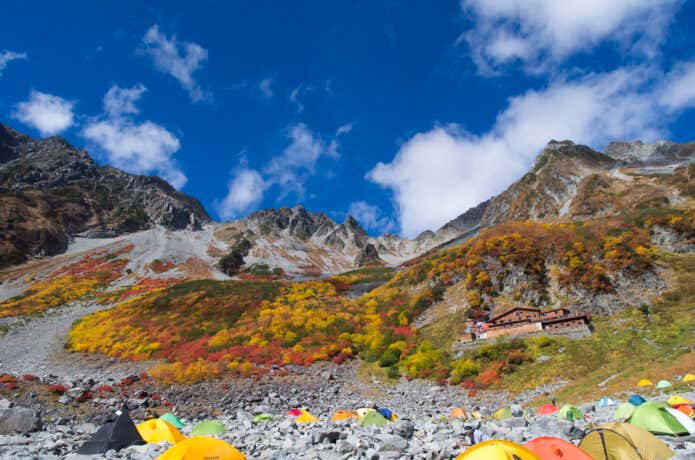 多くの登山客とカラフルなテントで賑わう涸沢カール