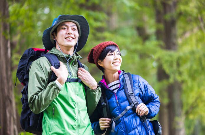 登山を楽しむ男女