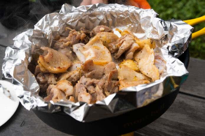 山ごはんで肉料理を作る