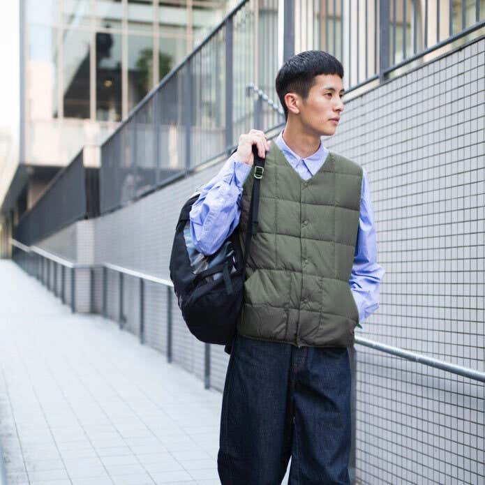 ダウンベストを着る男性