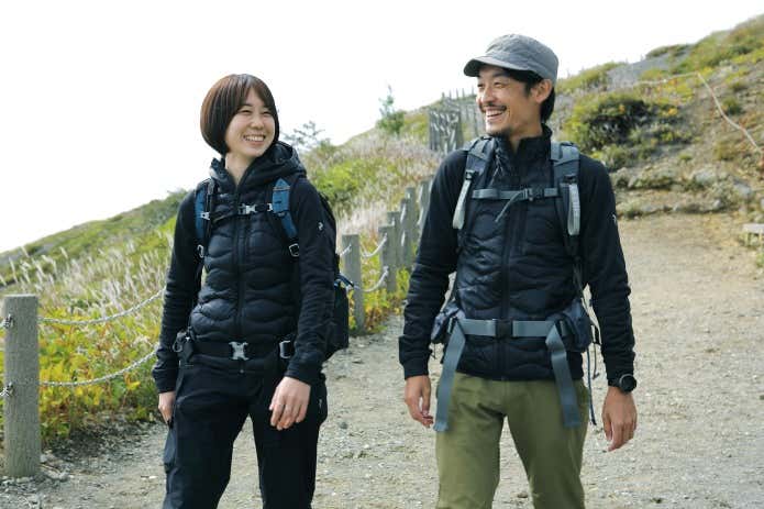 山を歩く登山者男女