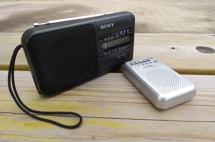 ポータブル　ラジオ　ポケット　テレビも聞ける　SONY 充電器オーディオ機器
