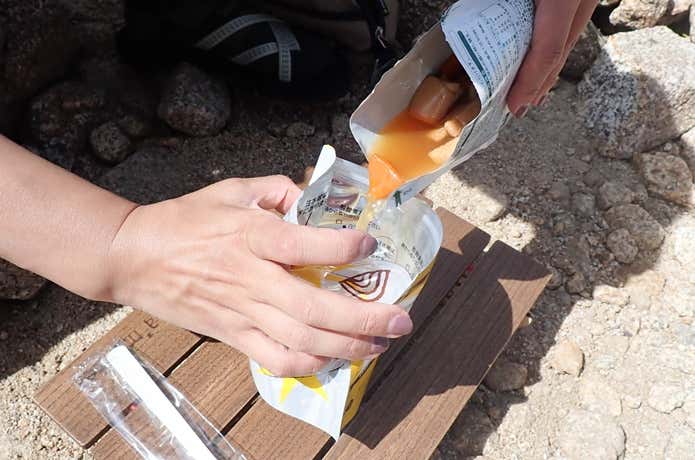尾西　汁をご飯に入れる