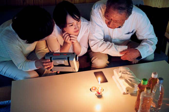 災害時、ラジオを聴く家族