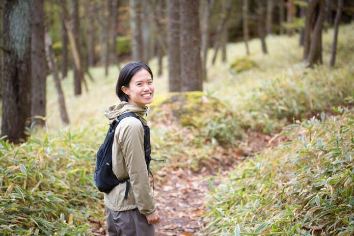 登山中に振り返る女性