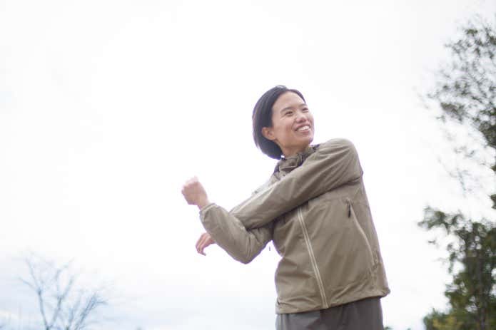 ストレッチする女性