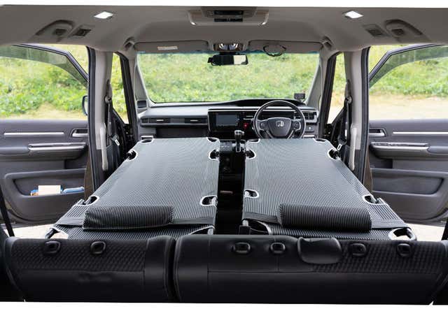 段差を解消して快適な車中泊を！折り畳み式の軽量ベッド「CAR