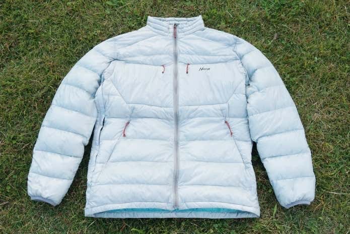 行動中に着る冬季登山用ダウンウェア。ナンガの「ミニマリスム 行動中に着る冬季登山用ダウンウェア。ナンガの「ミニマリスム