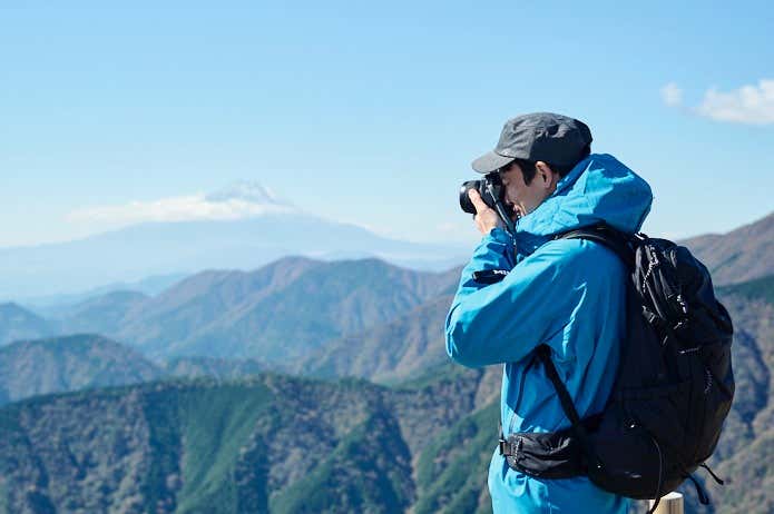富士山を撮影する登山者