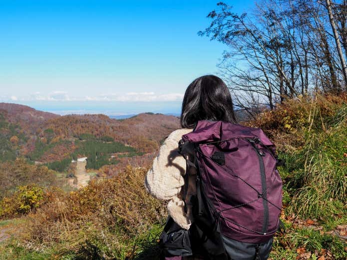 マムートのリュックで登山を楽しむ人