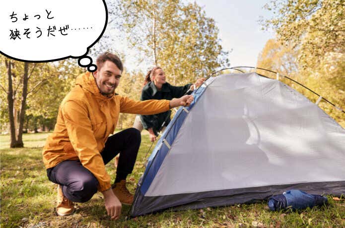 テントを張るカップル