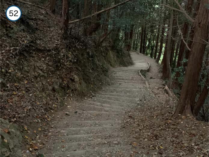 急な階段を下る