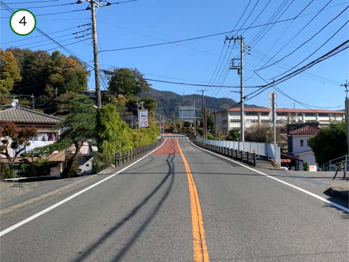 歩道は右側のみ