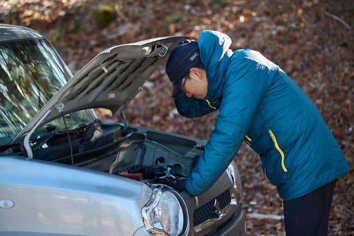 車のバッテリー上がりに落胆する男性