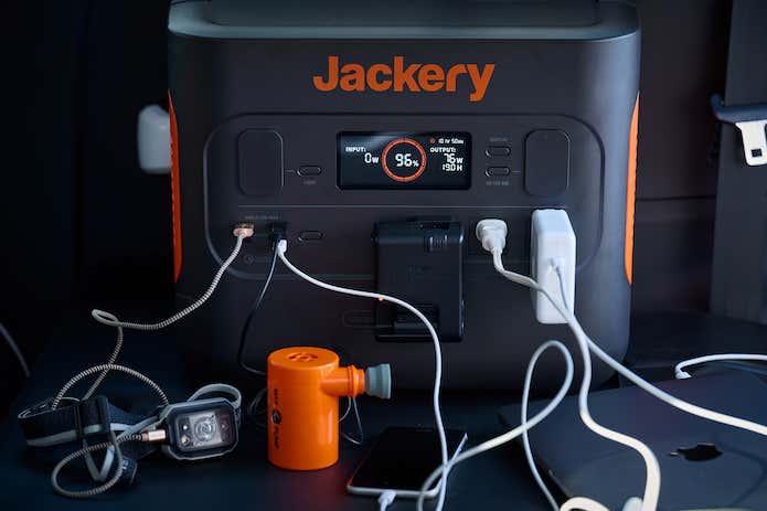 ポータブル電源で複数の家電を充電