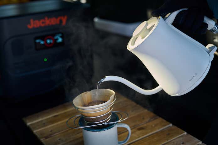電気ケトルでコーヒーをドリップする様子
