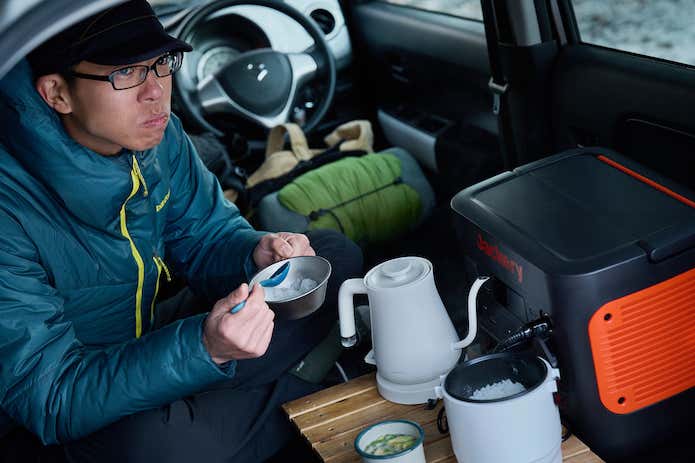 車内で炊き立てご飯を食べる様子