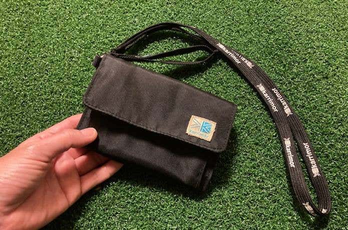 筆者がアウトドアで愛用している財布（カリマー/VT ウォレット）
