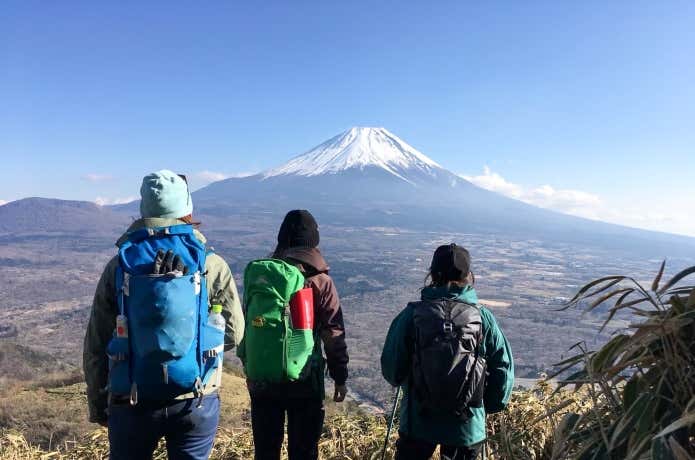 富士山の大パノラマ広がる山梨の低山5選！冬の山歩きを安全に楽しむ