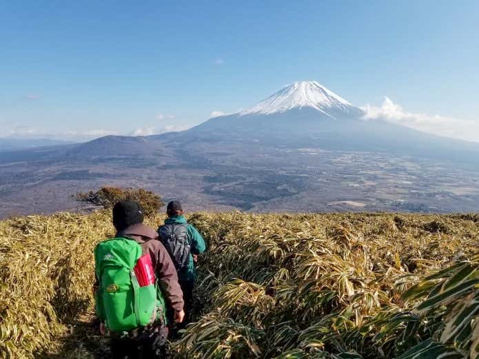 冬の竜ヶ岳を歩く登山者