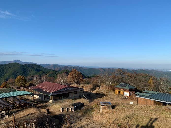 陣馬山頂 信玄茶屋とトイレ・休憩所