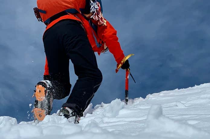 着実なアイゼンワークが要求される雪山登山