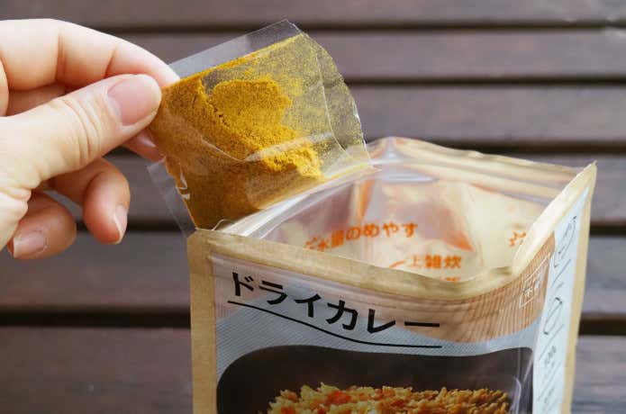 「IZAMESHI ドライカレー」に調味粉末を入れる