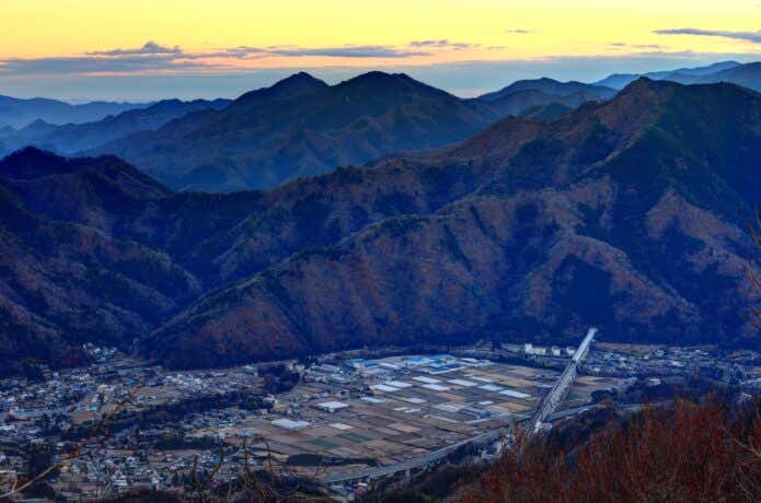高川山から見る夜明けの山並みとリニア実験線