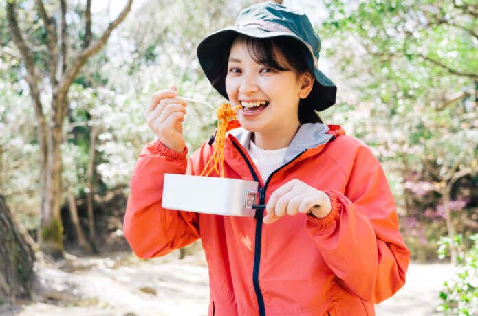 山ごはんを食べる登山者
