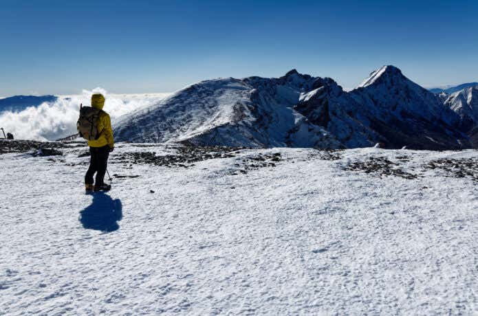 冬山登山する人