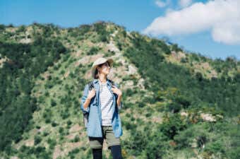 登山を楽しむ人