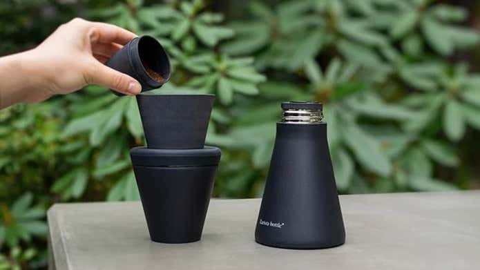 淹れ立てのコーヒーを