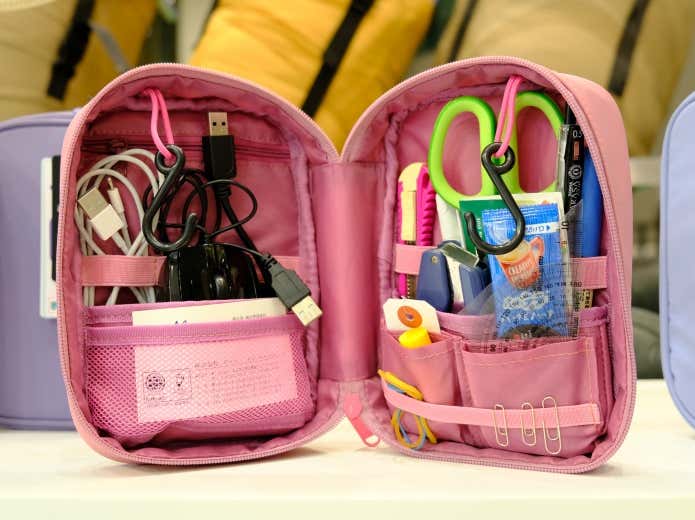 フック付きメイクポーチ中の収納部