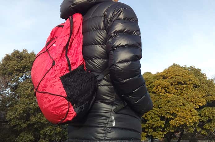 パッカブルリュックを背負っている人