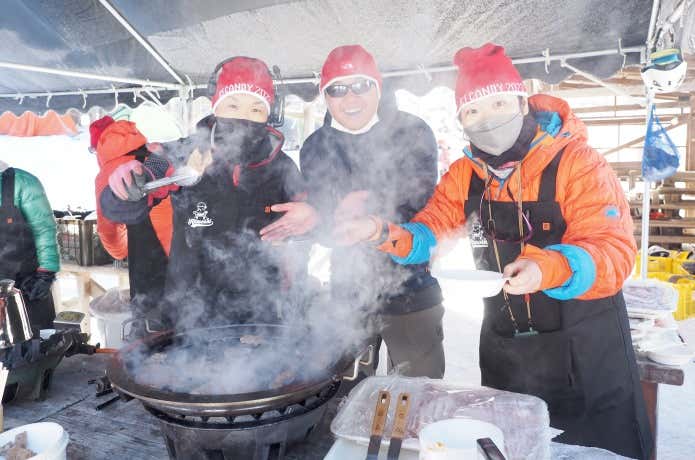 アイスキャンディフェスティバル2023　焼肉を提供するスタッフ
