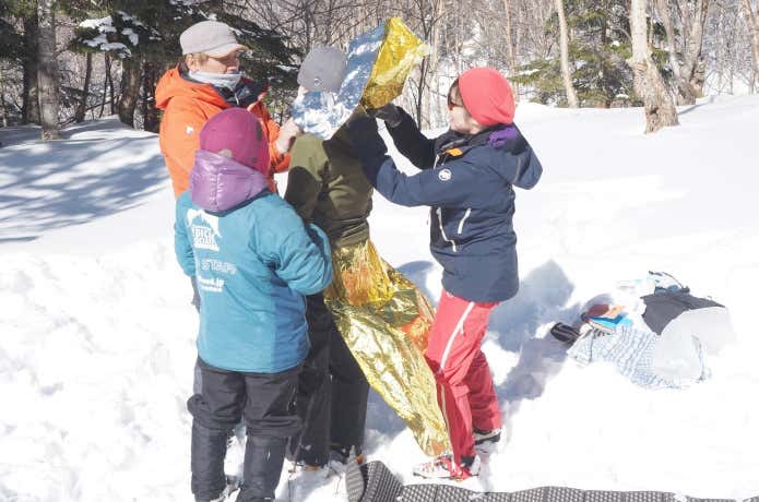 体温低下を防ぐ保温方法を学ぶ人