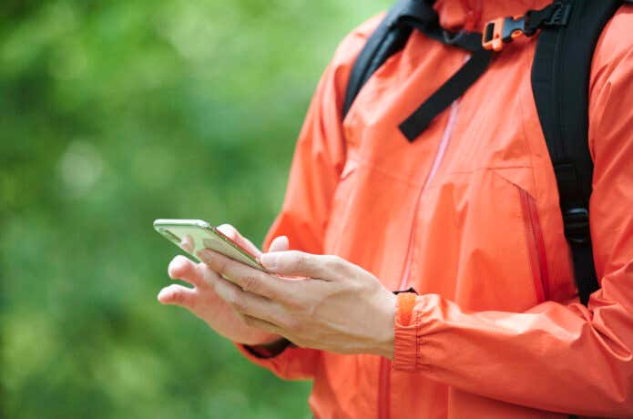 GPSスマホアプリを使う登山者