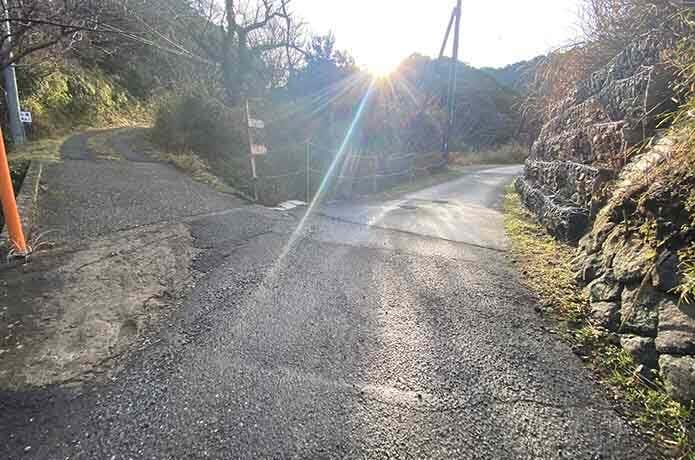 浜金谷駅から鋸山登山口への道の分岐