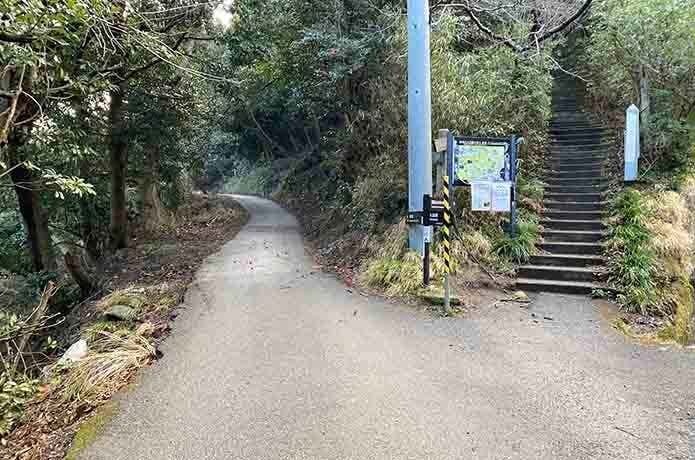鋸山の車力道コース登山口への分岐