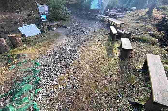 鋸山の車力道コースのベンチ