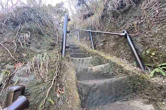 鋸山の絶壁階段