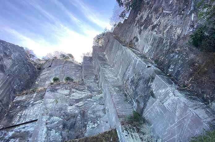 鋸山の岩舞台